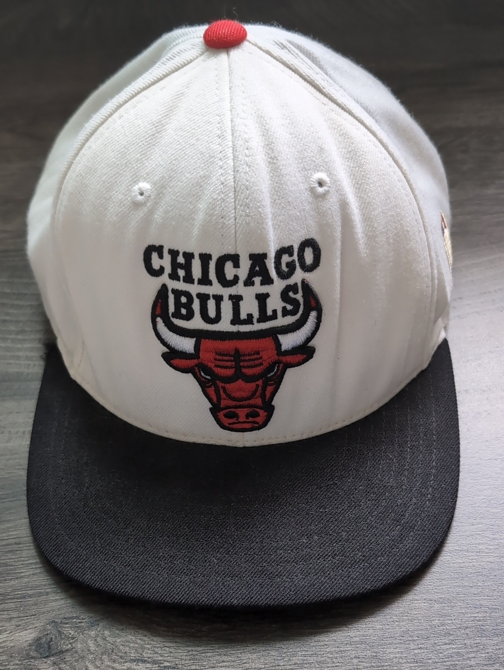 Mitchell & Ness Chicago Bulls White, Black & Red Snapback